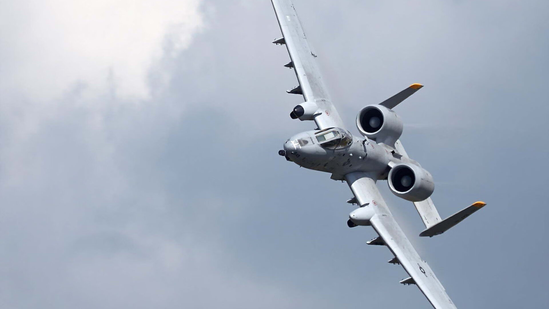 出发弹跳高度与成绩呈正相关,决定弹跳高度的因素